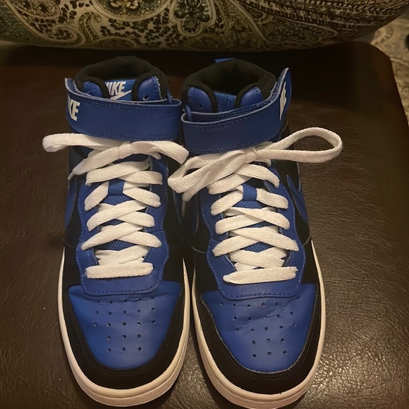 Nike Other - Nike size US4Y boy or girl unisex sneaker. Royal blue and black pre owned.